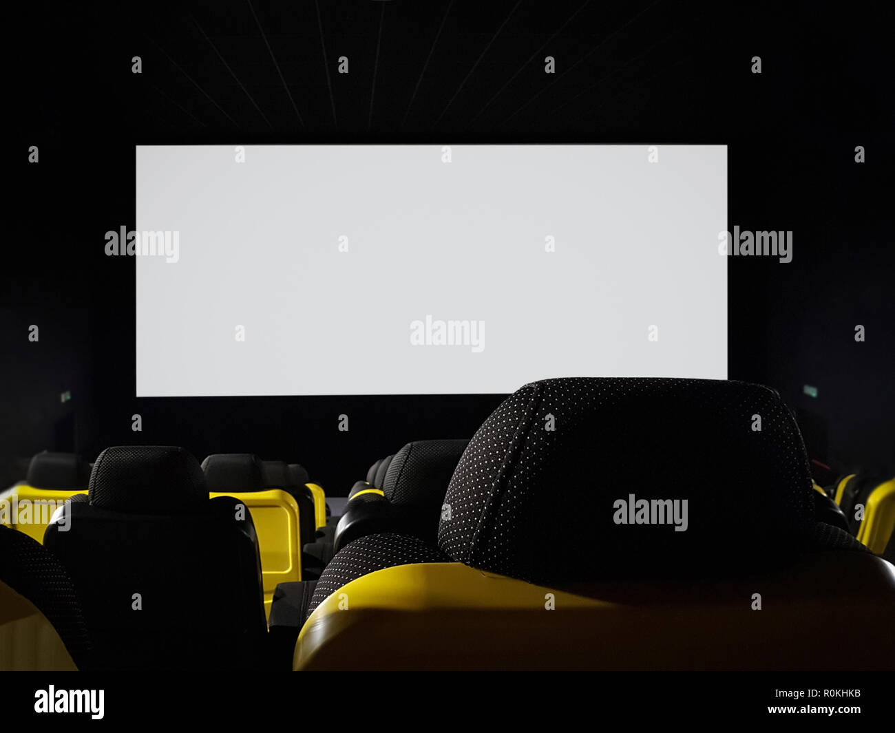 Mock-up eines leeren Kinosaal mit leeren weißen Bildschirm hinzufügen Werbung (Kopie) Stockfoto