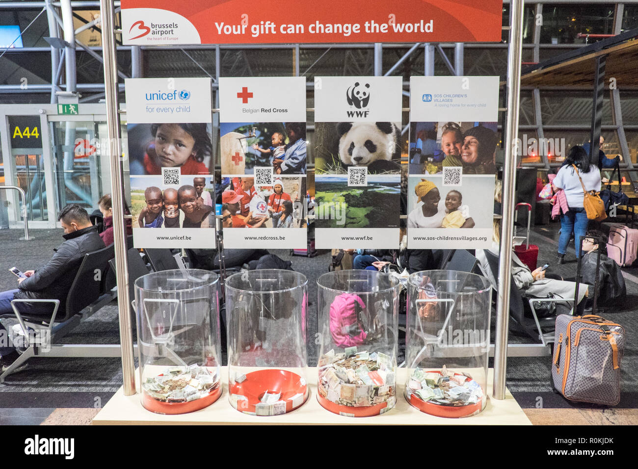 Nächstenliebe, Spende, Ursache, Münzen, ausländische, Notizen, unerwünschte, Ändern, Spenden, an, Abflug, Abflug, Terminal, Gebäude, Brussels Airport, Belgien, Europa, Europäischen, Stockfoto