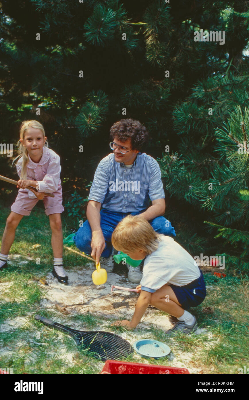 Der deutsche Ulrich Sportmoderator Ulli Potofski mit den Kindern beim Spielen in Köln, Deutschland 1989. Deutsch Sport Moderator Ulrich Ulli Potofski plaing mit den Kindern in Köln, Deutschland 1989. Stockfoto