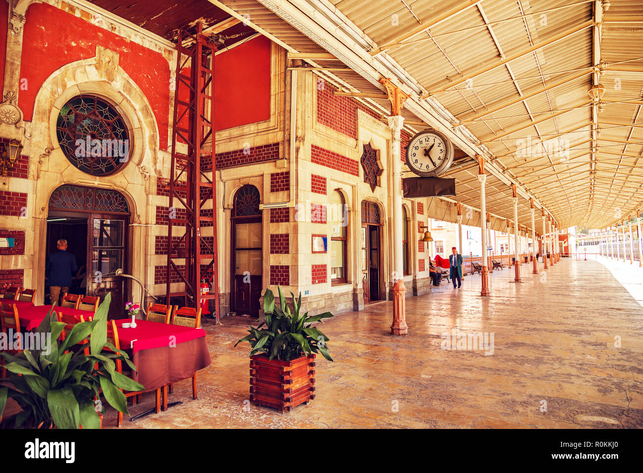 Die historische Architektur Bahnhof Sirkeci, der letzten Station des Orient Express. Istanbul, Türkei - 19. September 2018. Stockfoto