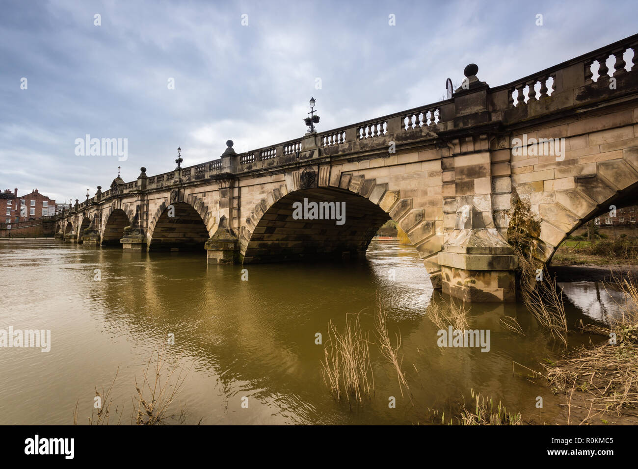 Die englische Brücke über den Fluss Severn in Shrewsbury von 1774 anschließen Wyle Cop mit Zentrum der Stadt gebaut Stockfoto