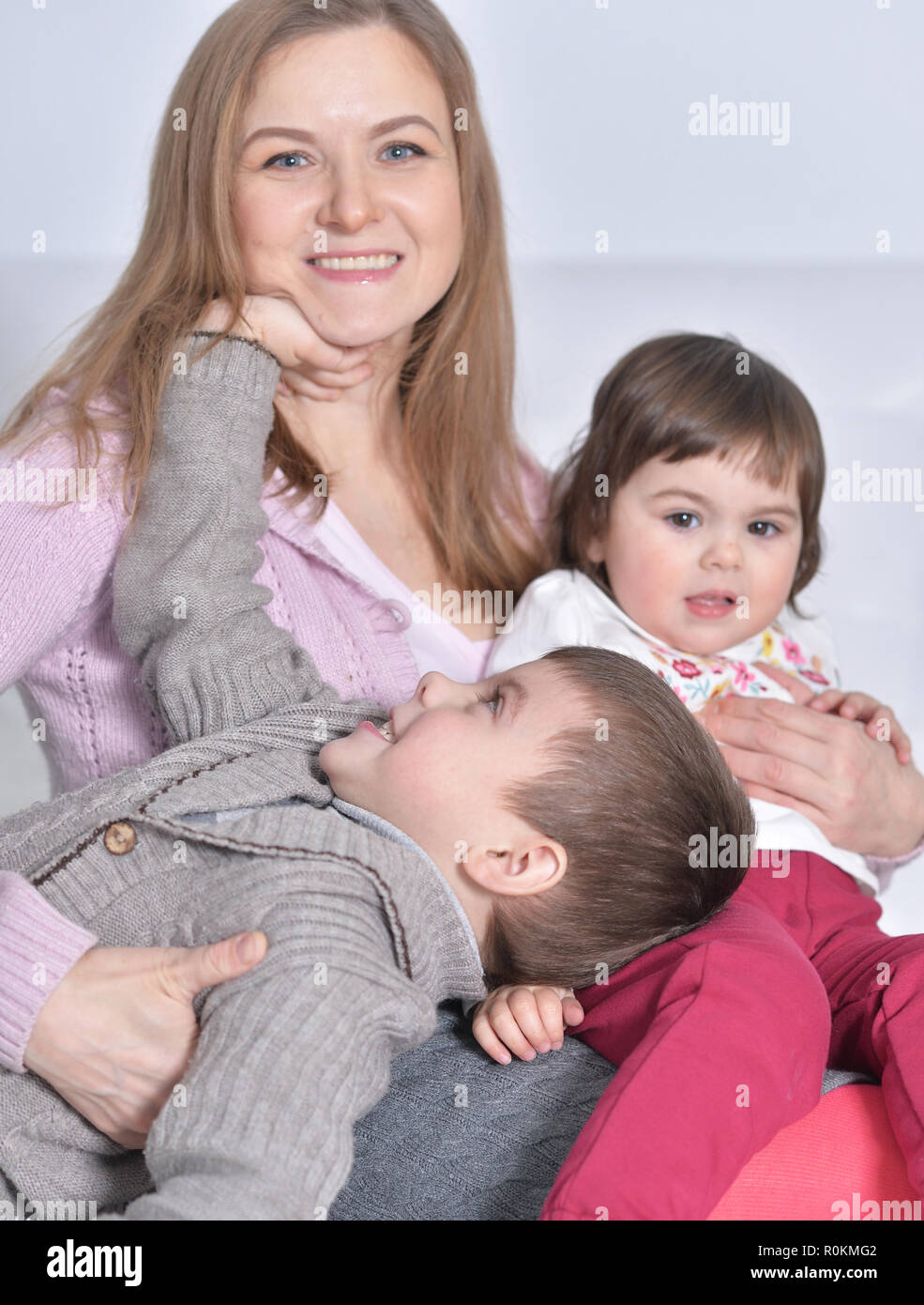 Porträt einer Mutter mit Kindern gemeinsam spielen Stockfoto