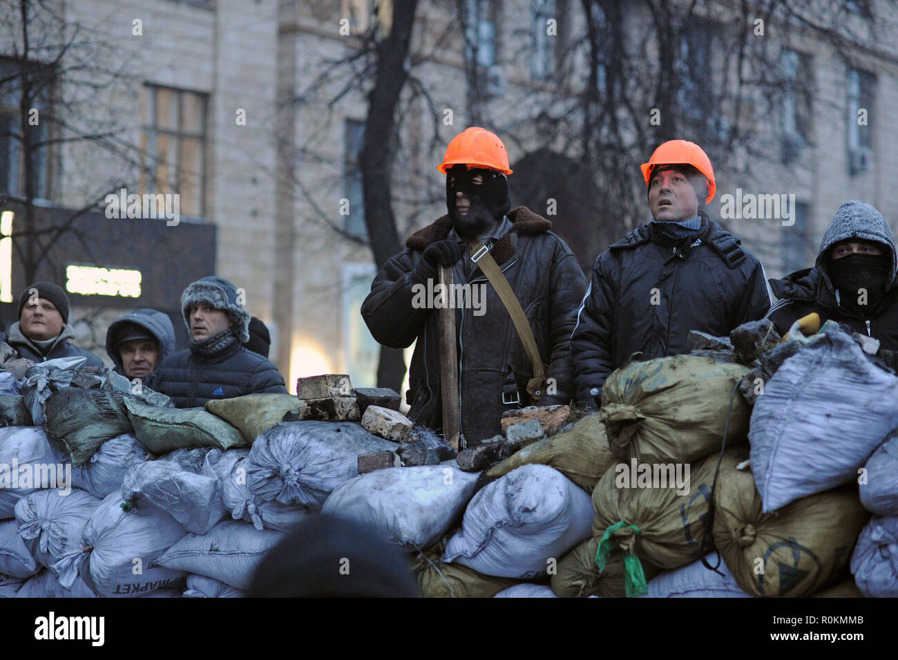 Januar 28, 2014 - Kiew, Ukraine: Proteste gegen die Regierung verstärken eine Barrikade in der Nähe von dem Kiewer Unabhängigkeitsplatz, bekannt als Maidan, wie einer angespannten Konfrontation mit der Polizei weiter. Des manifestants renforcent sur une Barrikade Pres de la Place de l'Independance ein Kiew, connue comme le Maidan. *** Frankreich/KEINE VERKÄUFE IN DEN FRANZÖSISCHEN MEDIEN *** Stockfoto