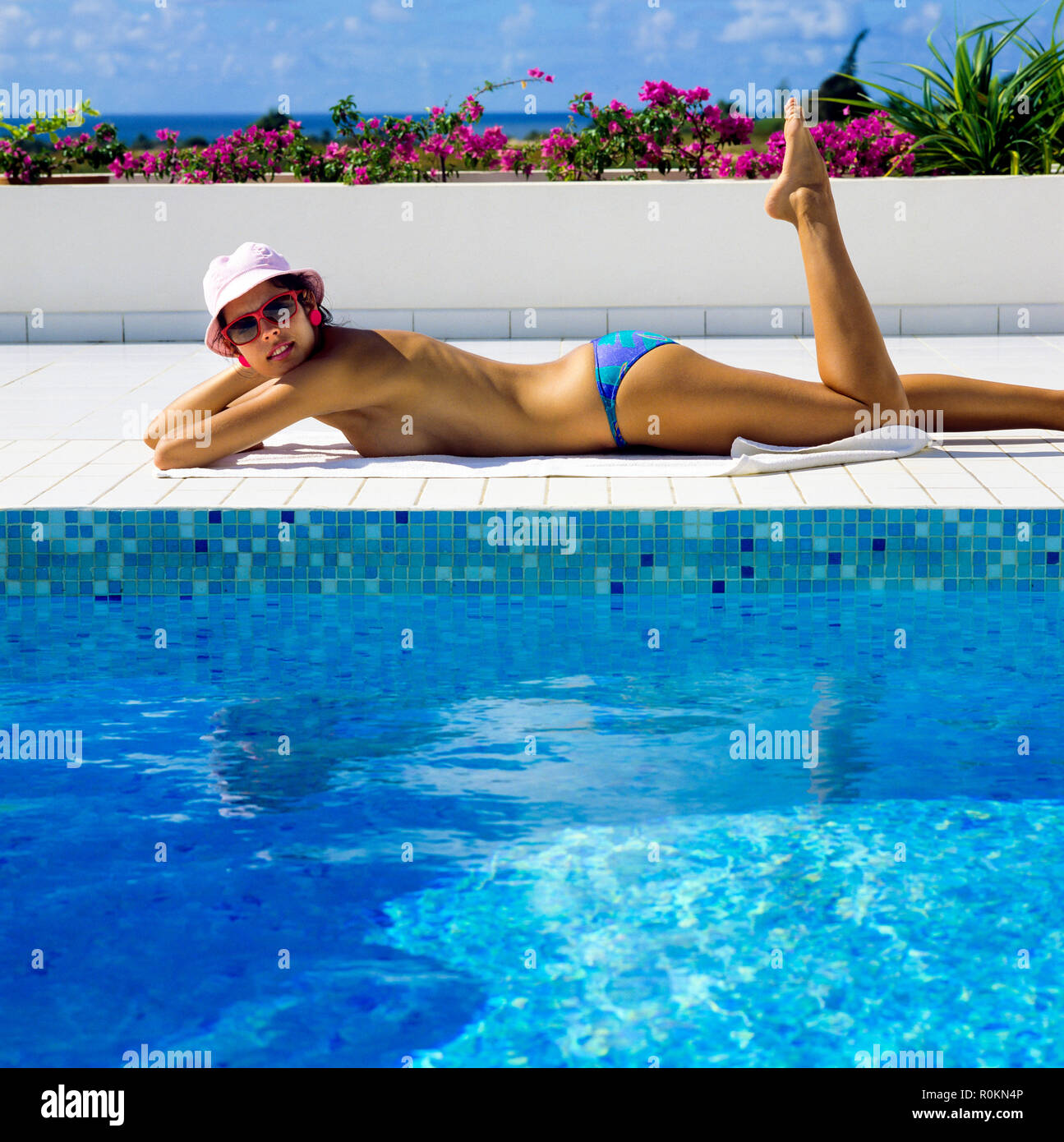 Topless junge Frau, Sonnenbaden am Pool, Swimmingpool, Guadeloupe, Französisch Westindien, Stockfoto