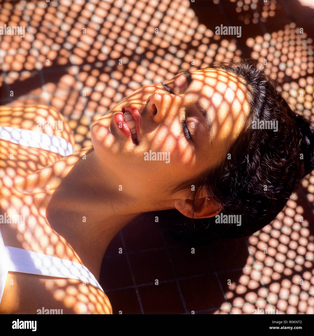 Schlafende junge Frau Porträt, Nickerchen, Flechtwerk sripes Schatten Muster, Guadeloupe, Französisch Westindien, Stockfoto