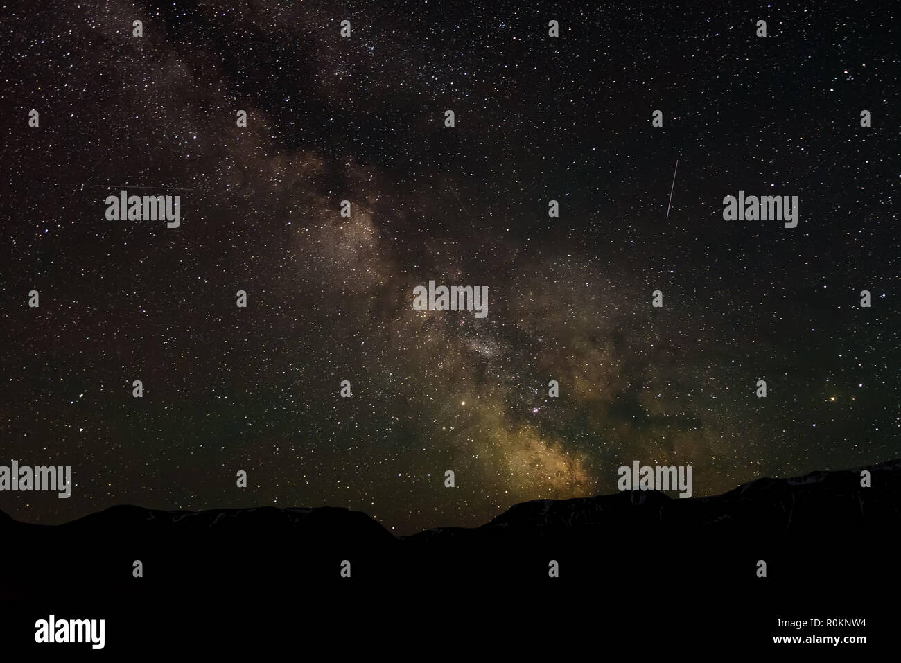 Weltraum mit viele Sterne, Meteore und die Milchstraße über die Berge Stockfoto