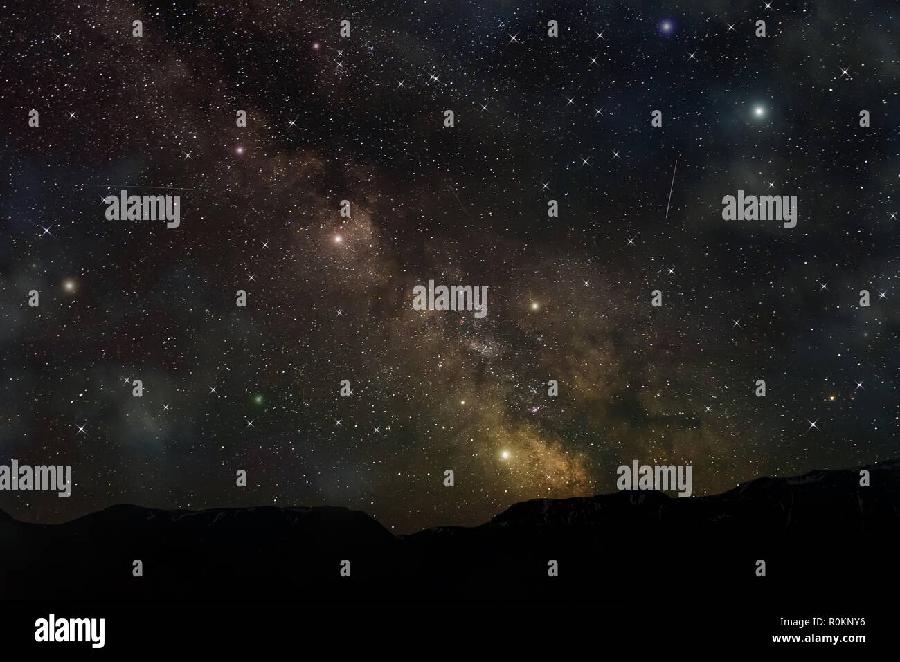 Weltraum mit viele Sterne, Meteore und die Milchstraße über die Berge Stockfoto