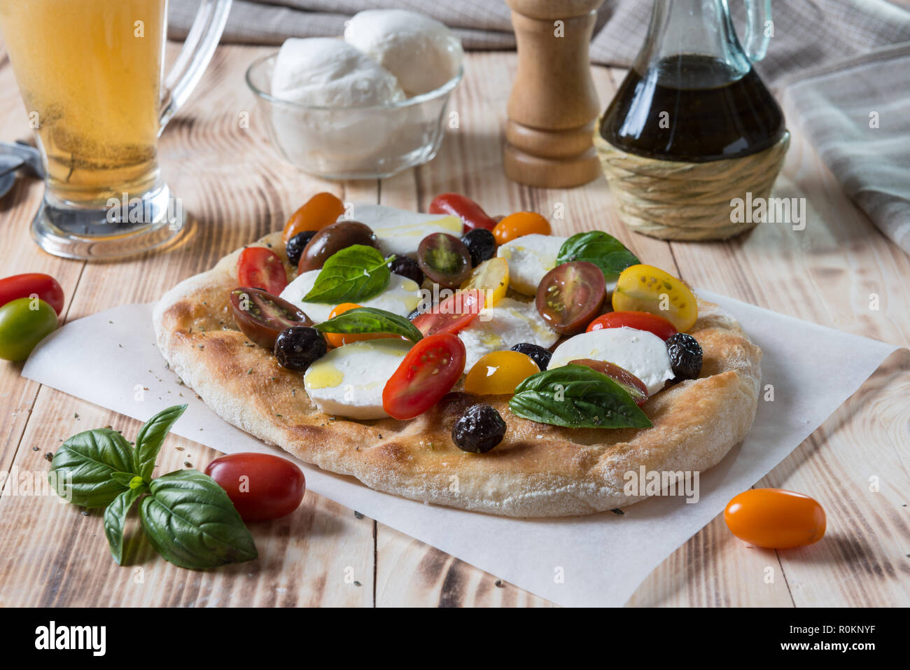 Auf Schaufel farbige romana Pizza auf die Zusammensetzung von Lebensmitteln Stockfoto