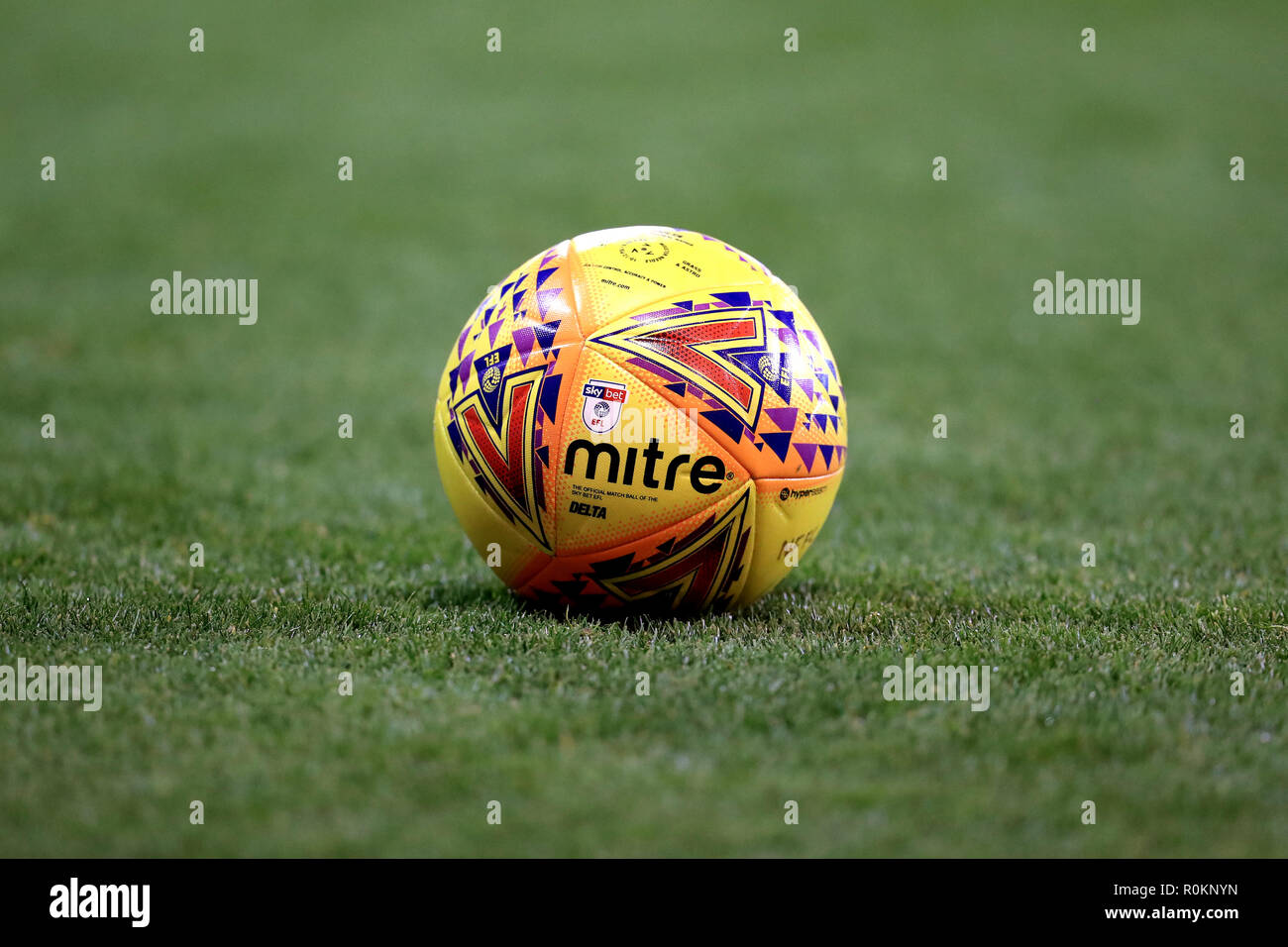 Eine allgemeine Ansicht eines Mitre Fußball vor dem Kick off Stockfoto