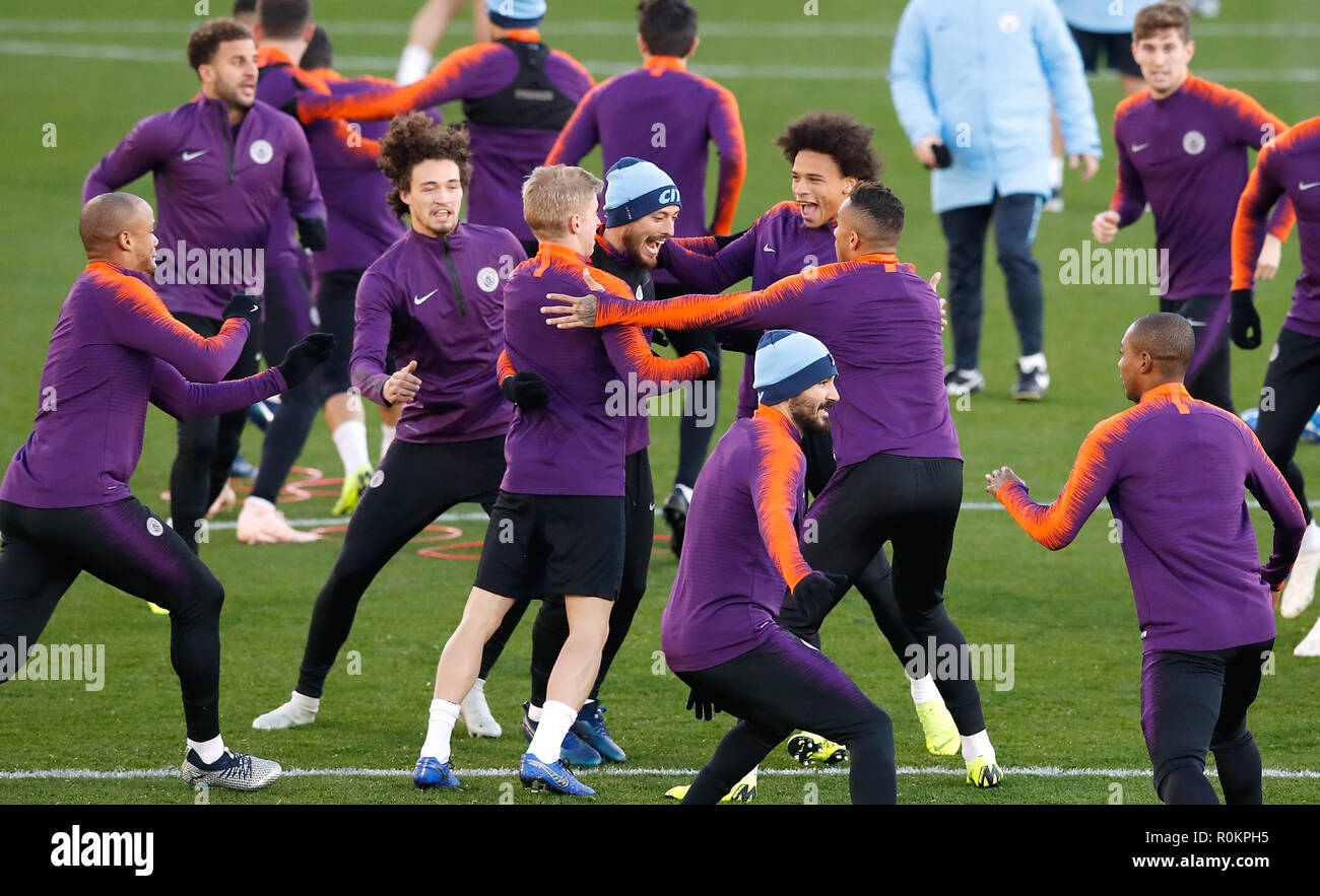 Von Manchester City David Silva (Mitte) und Leroy Sane (Mitte rechts) mit Teamkollegen während des Trainings im City Football Academy, Manchester. PRESS ASSOCIATION Foto. Bild Datum: Dienstag, 6. November 2018. Siehe PA-Geschichte Fußball Mann Stadt. Foto: Martin Rickett/PA-Kabel Stockfoto