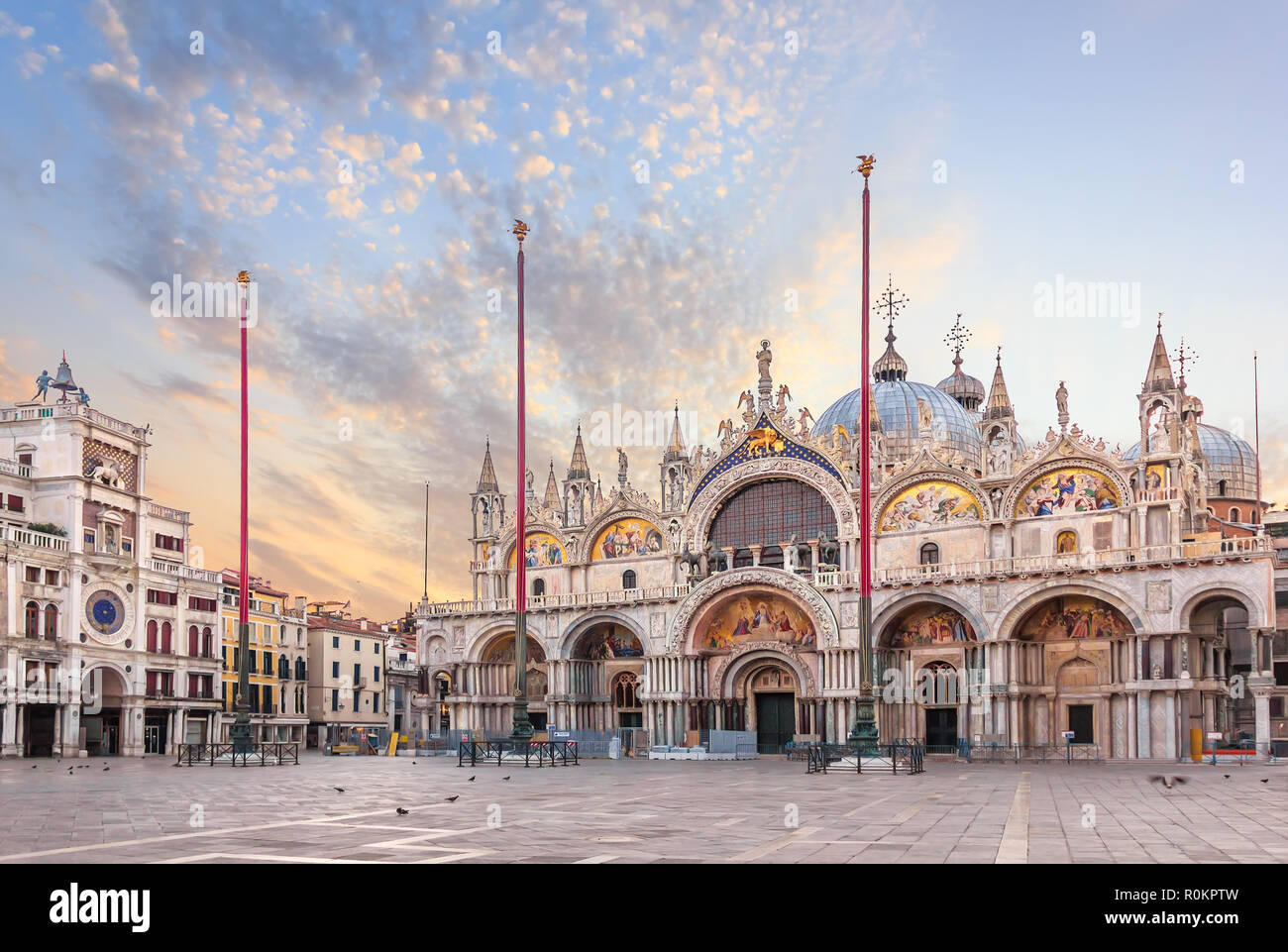 Basilica San Marco und der Uhrturm auf der Piazza San Marco, morgen anzeigen Stockfoto