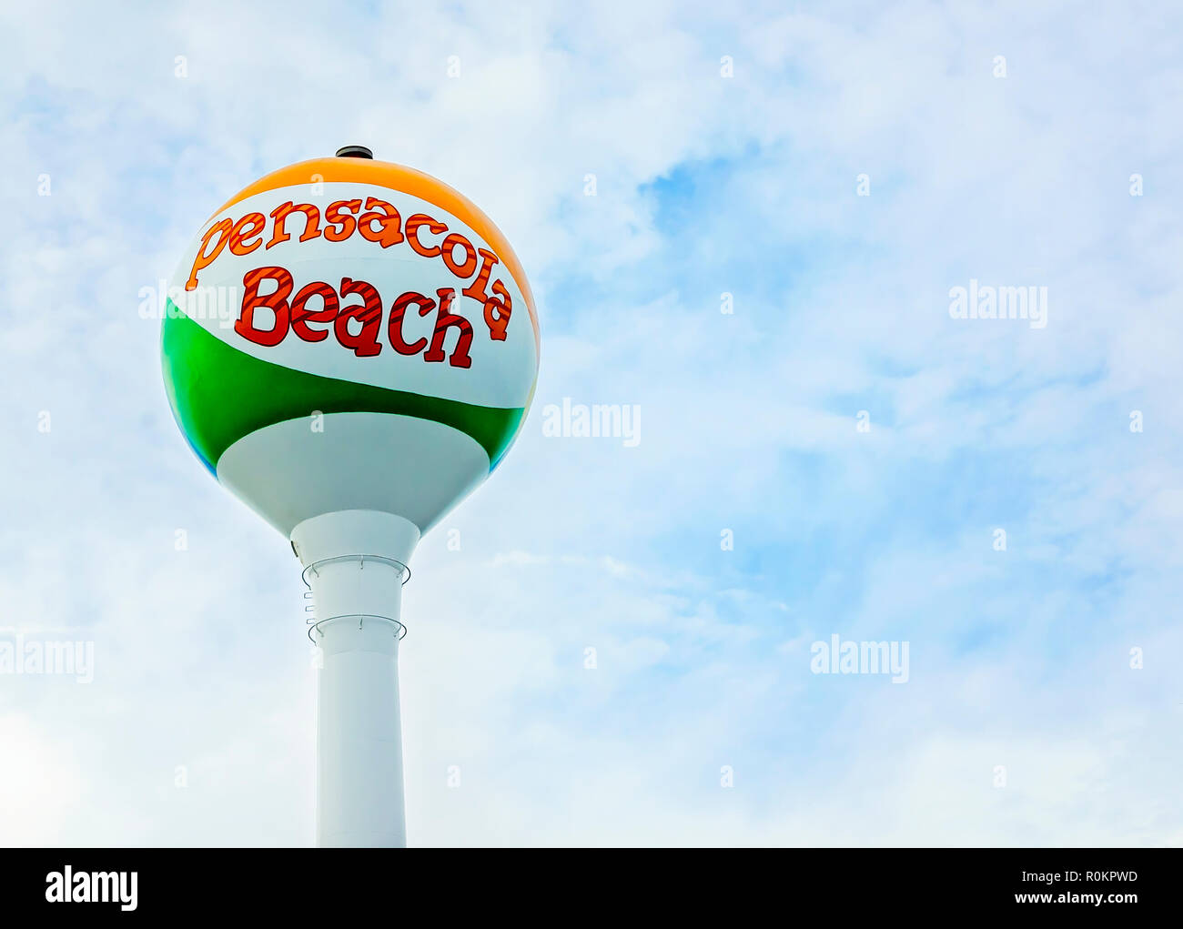 Pensacola Beach Ball der berühmten Wasserturm, die nicht mehr in Betrieb, wird dargestellt am Pensacola Beach Pier, Oktober 9, 2018, in Pensacola, Florida. Stockfoto