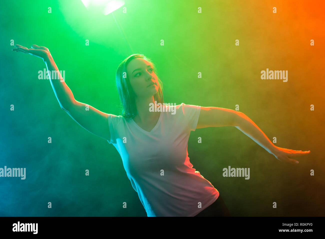 Junge schöne schlanke Frau tanzen Jazz-funk auf farbigen Hintergrund Stockfoto