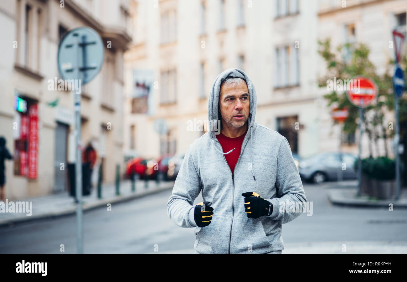 Reife männliche Läufer laufen draußen auf der Straße in Prag City. Stockfoto