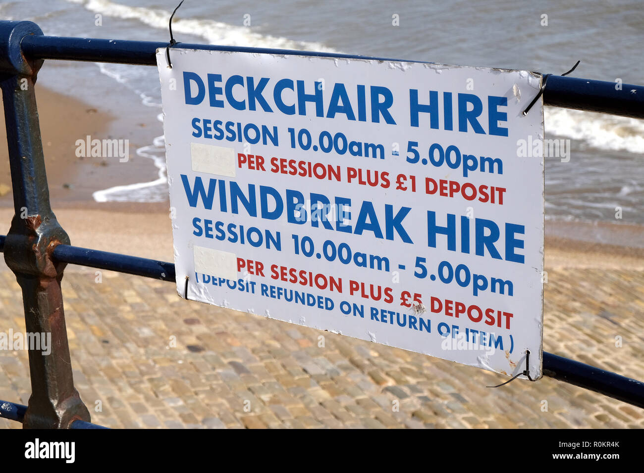Liegestuhl mieten Zeichen auf der britischen Ostküste Strandpromenade. Stockfoto