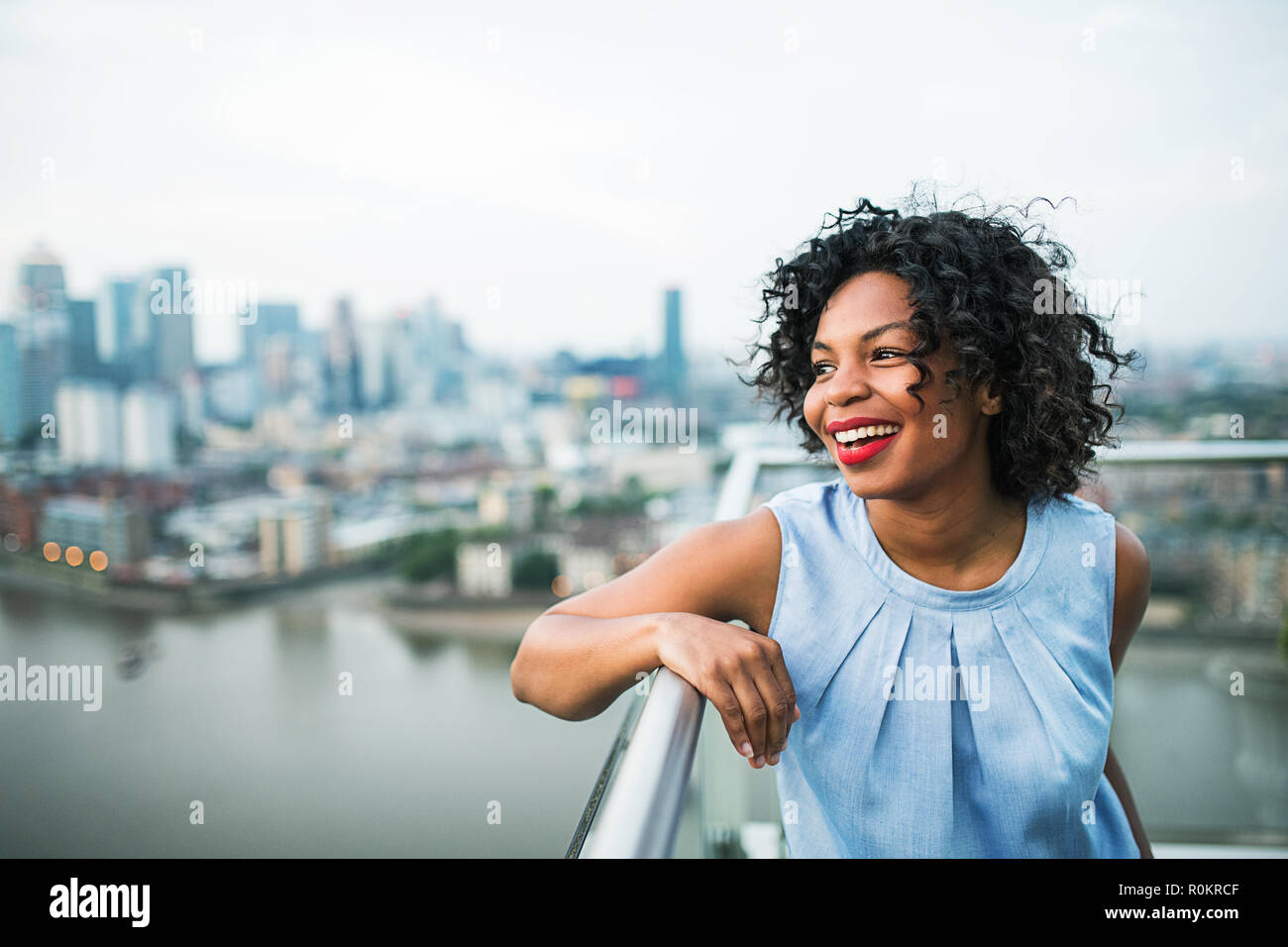 Ein Porträt einer Frau auf einer Terrasse in London steht. Kopieren Sie Platz. Stockfoto