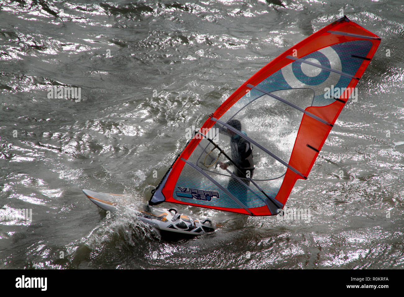 Wind- und Kitesurfen auf See. Stockfoto