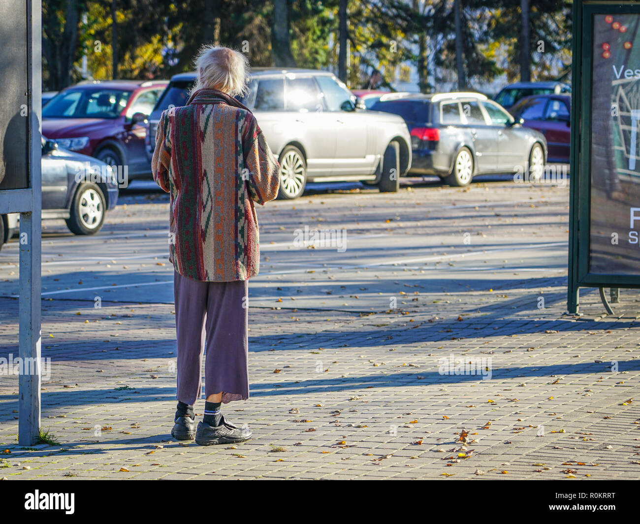 Exzentrischen älteren Herrn in einem gemütlichen Spaziergang durch die Stadt Stockfoto