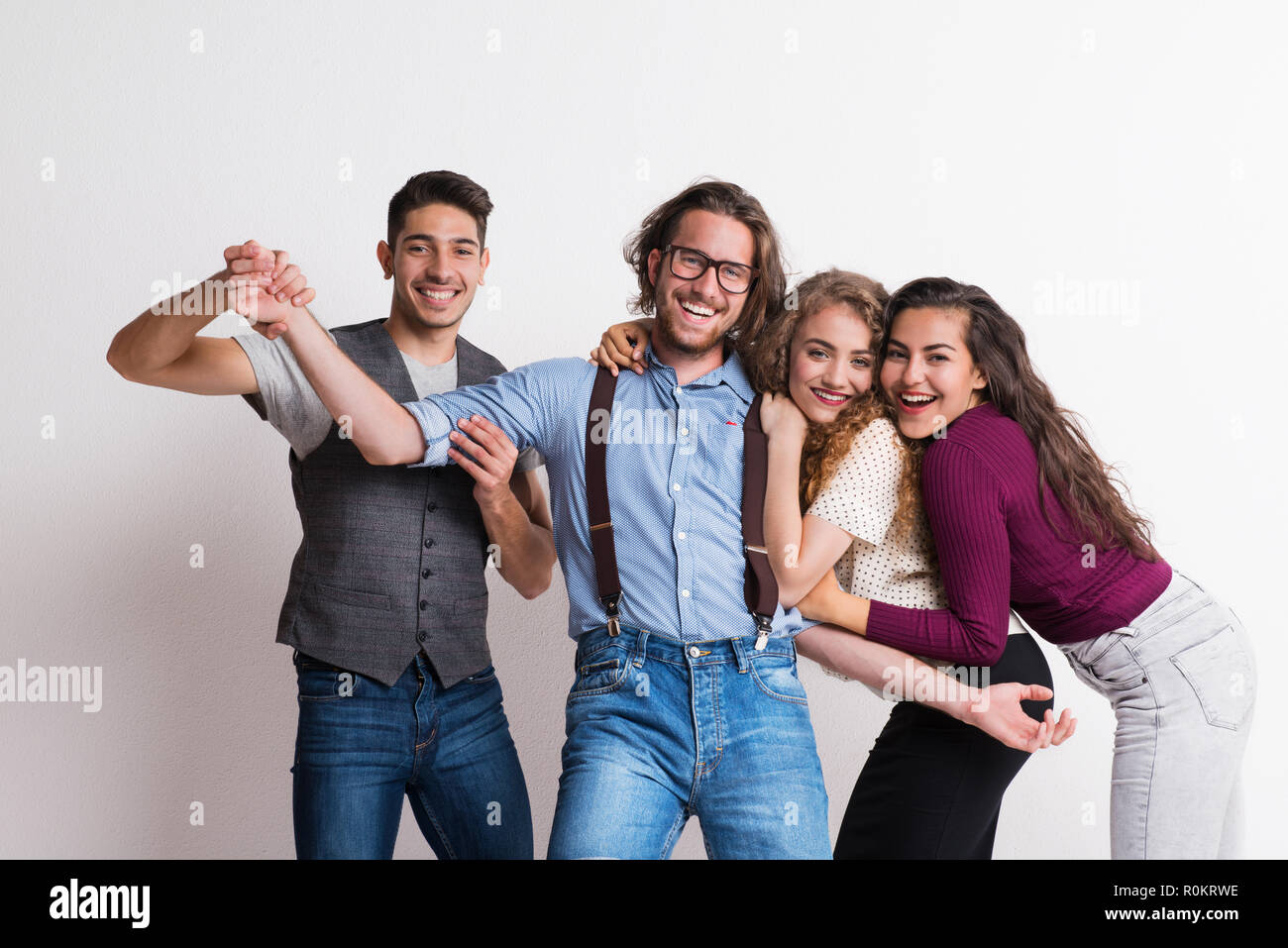 Portrait von fröhlichen jungen Freunde stehen in einem Studio, genießen eine Partei. Stockfoto