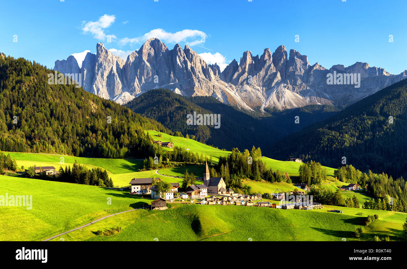 Panoramablick auf Geisler oder Geisler Dolomiten Bergspitzen in Santa Maddalena (Sankt Magdalena) im Val di Funes in Italien (Italia) Stockfoto