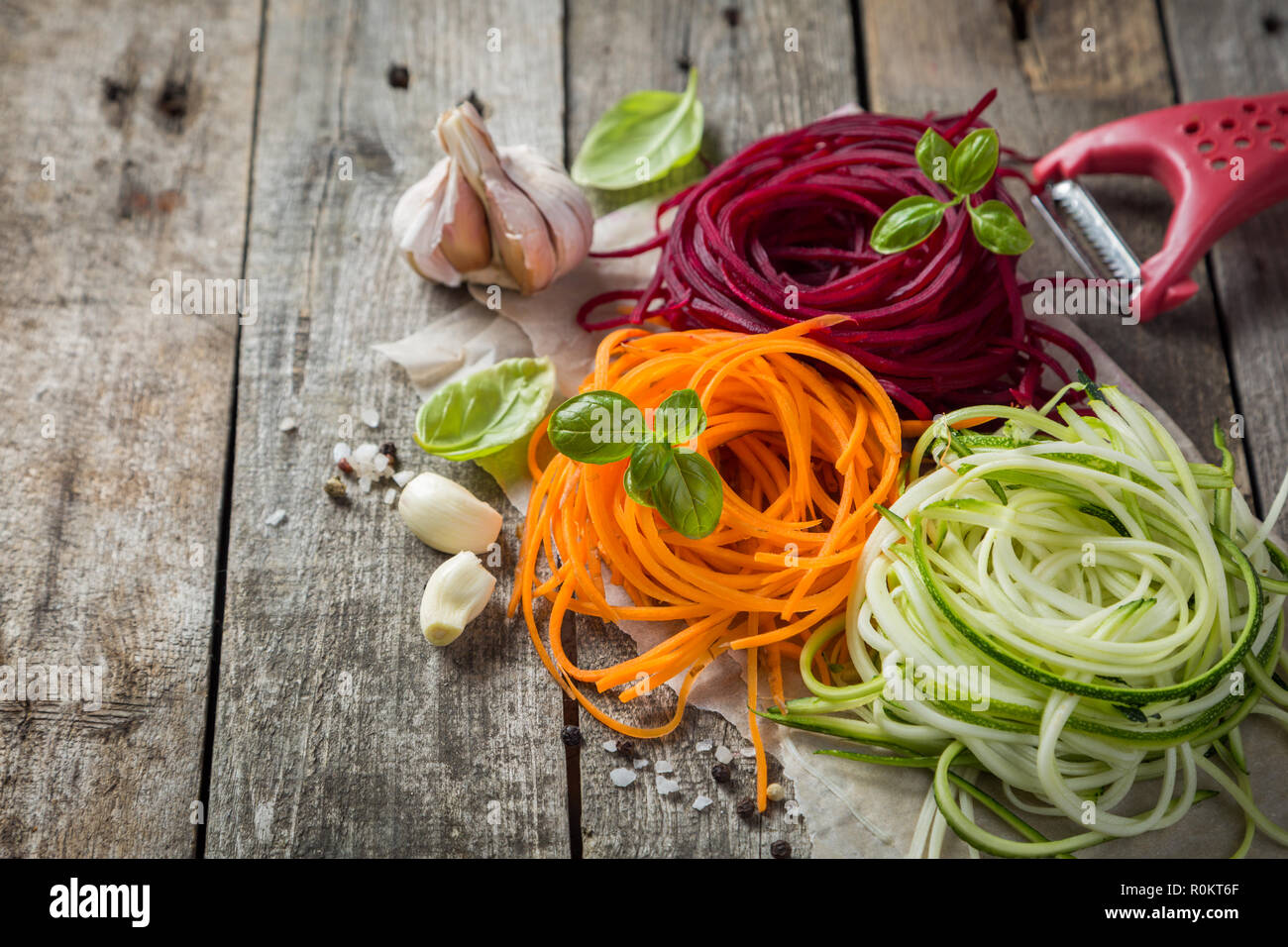 Gemüse Nudeln - Zucchini, Karotten und rote Beete Stockfoto