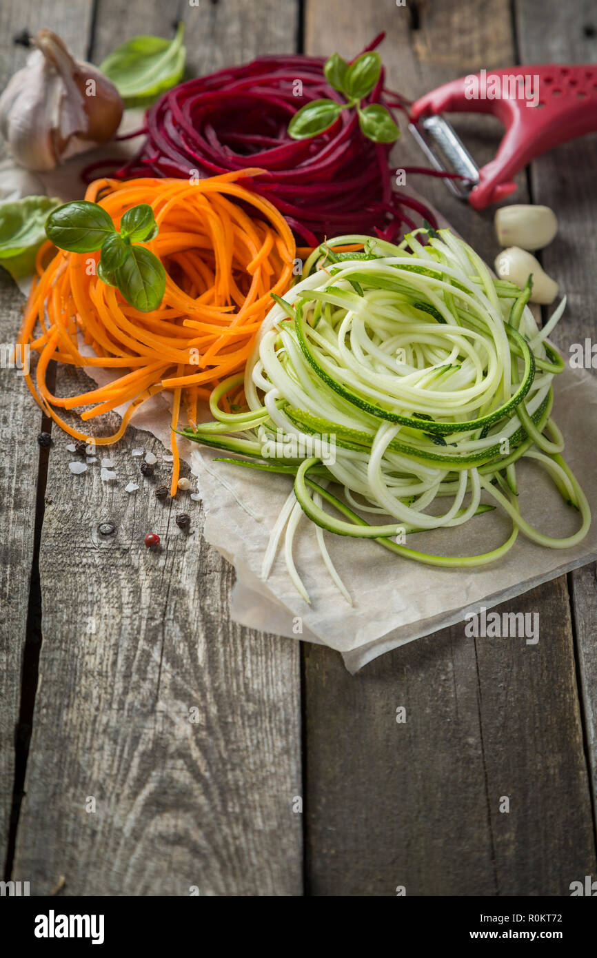 Gemüse Nudeln - Zucchini, Karotten und rote Beete Stockfoto