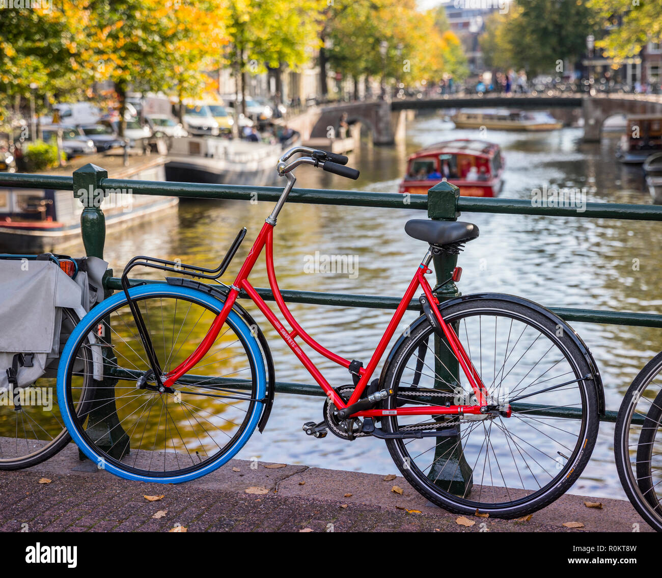 Amsterdam, rotes Fahrrad auf der Brücke geparkt Stockfoto