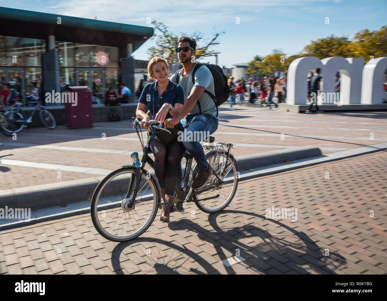 Paar mit dem Fahrrad in der Nähe von Museumsplaiun ich Amsterdam anmelden Stockfoto