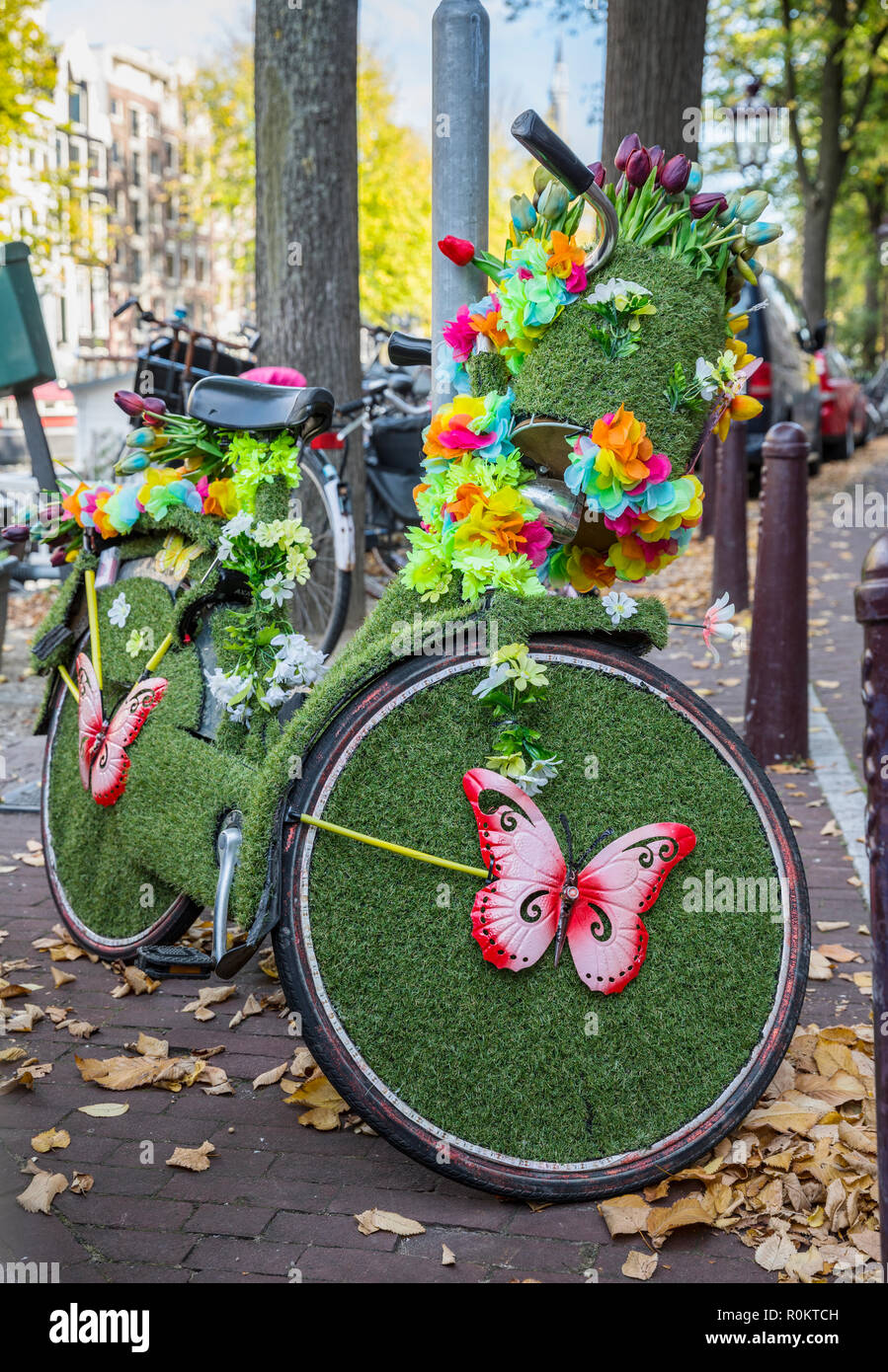 Dekoriert mit dem Fahrrad auf der Straße in Amsterdam Stockfoto