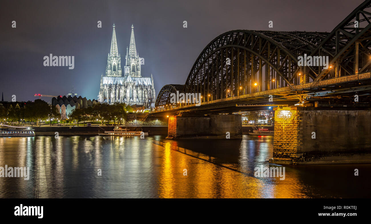 Kolner Dom Bei Nacht Beleuchtet Mit Dem Rhein Und Hohenzollernbrucke Sichtbar Stockfotografie Alamy