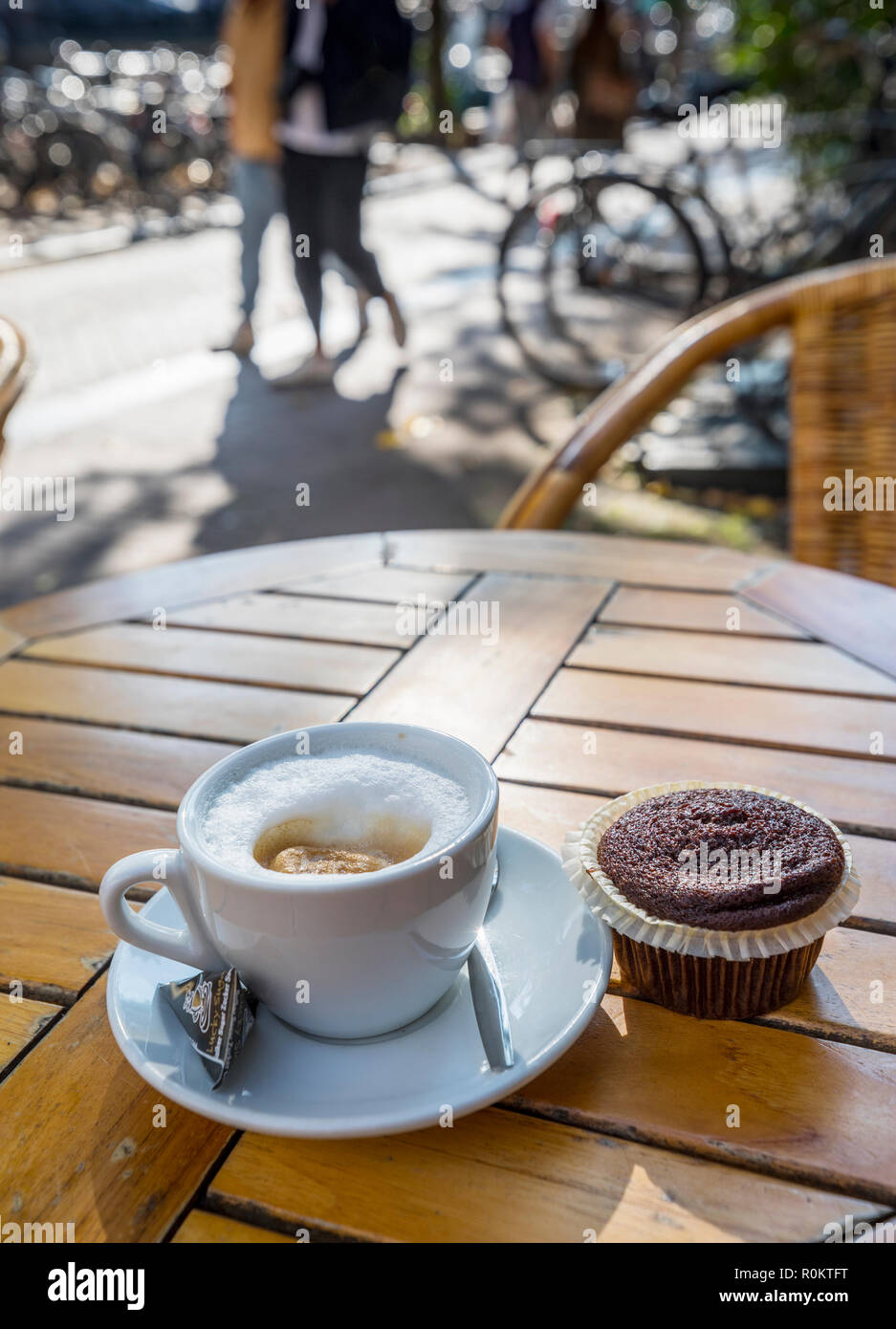Eine Tasse Kaffee mit Marihuana Browne auf der taible im Coffeshop in AMsterdam Stockfoto