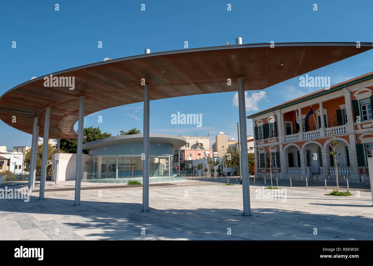 Neue halbrunde Installation aus nicodemou Mylona street in Paphos, Altstadt, Kato Paphos, Paphos, Zypern. Stockfoto