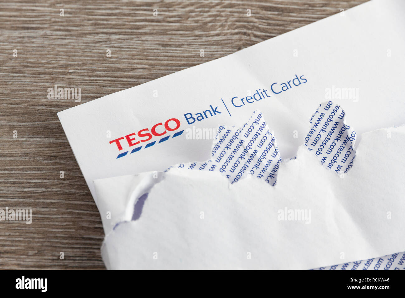 Tesco Bank Kreditkarte auf Tisch mit zerrissenen offenen Umschlag. Stockfoto