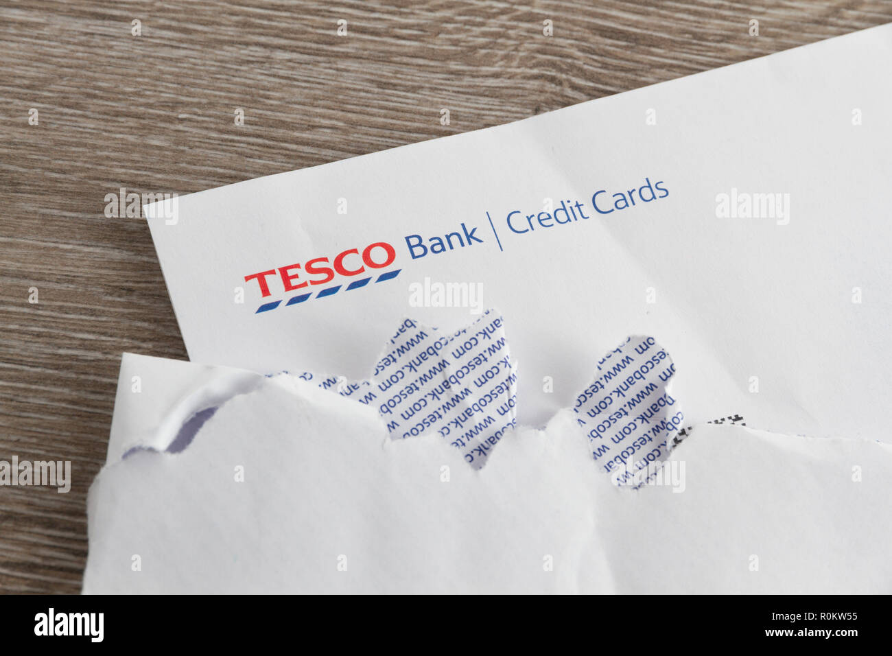 Tesco Bank Kreditkarte auf Tisch mit zerrissenen offenen Umschlag. Stockfoto