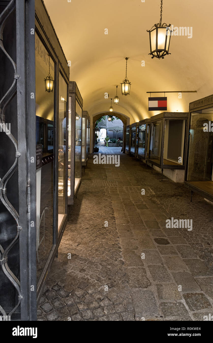 Through-House im historischen Zentrum der Stadt Salzburg, Österreich, 2018 Stockfoto