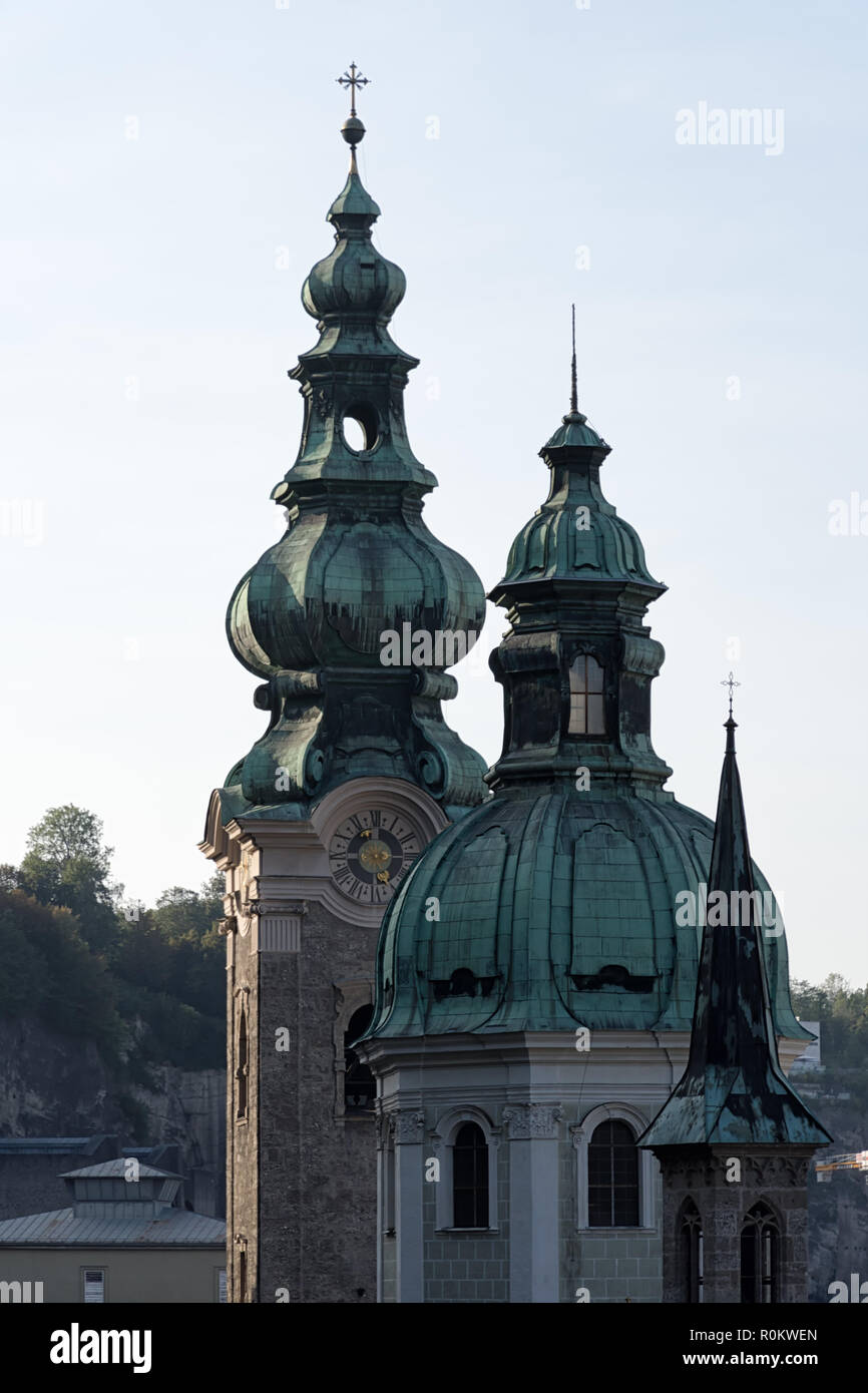 Salzbrug, Österreich, im Herbst 2018. Trilogie der Türme der St. Peter's Abbey, ein Benediktinerkloster, in der Abendsonne. Stockfoto