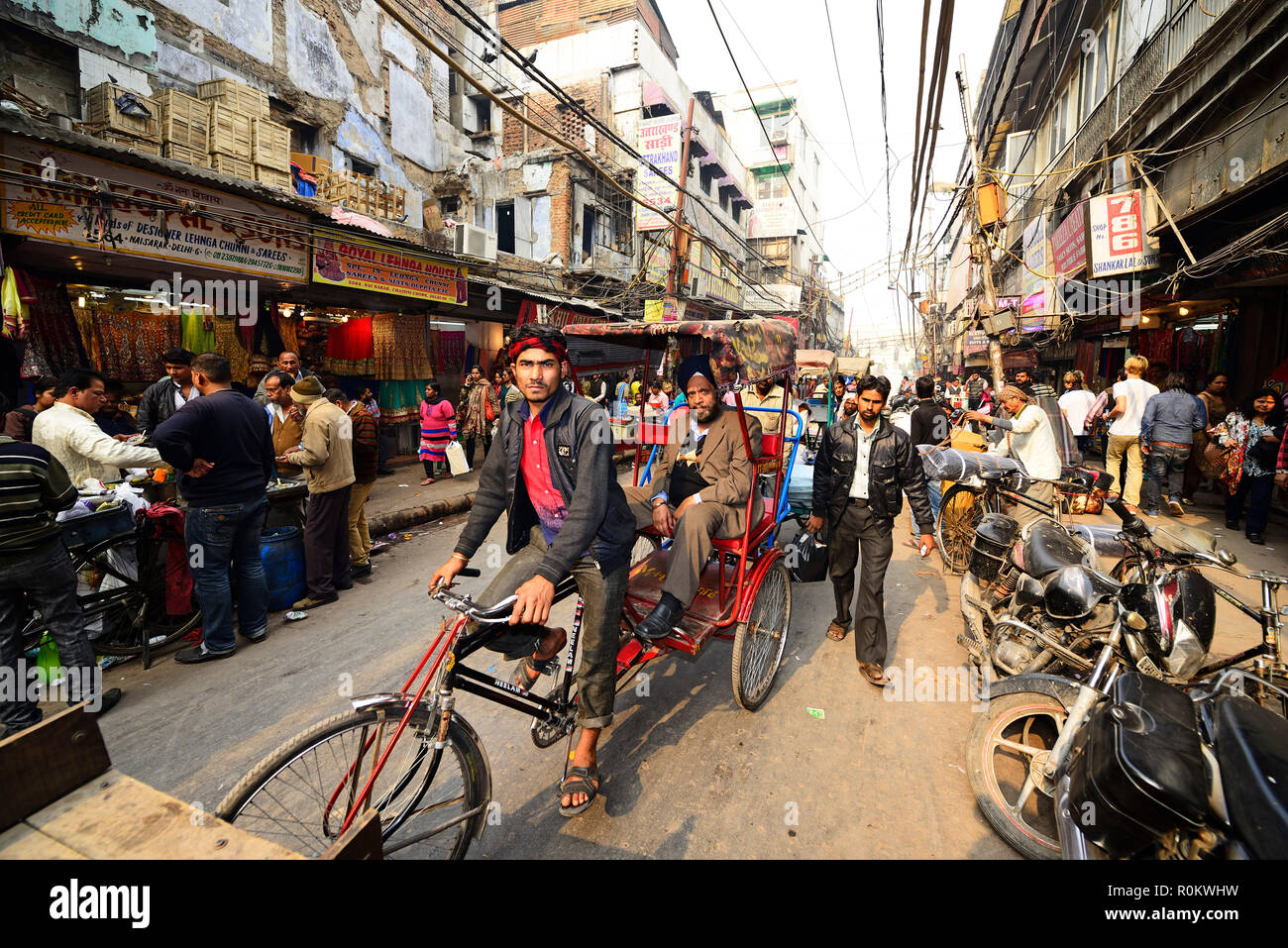 Rikschas im Straßenverkehr, Old Delhi, Delhi, Indien Stockfoto