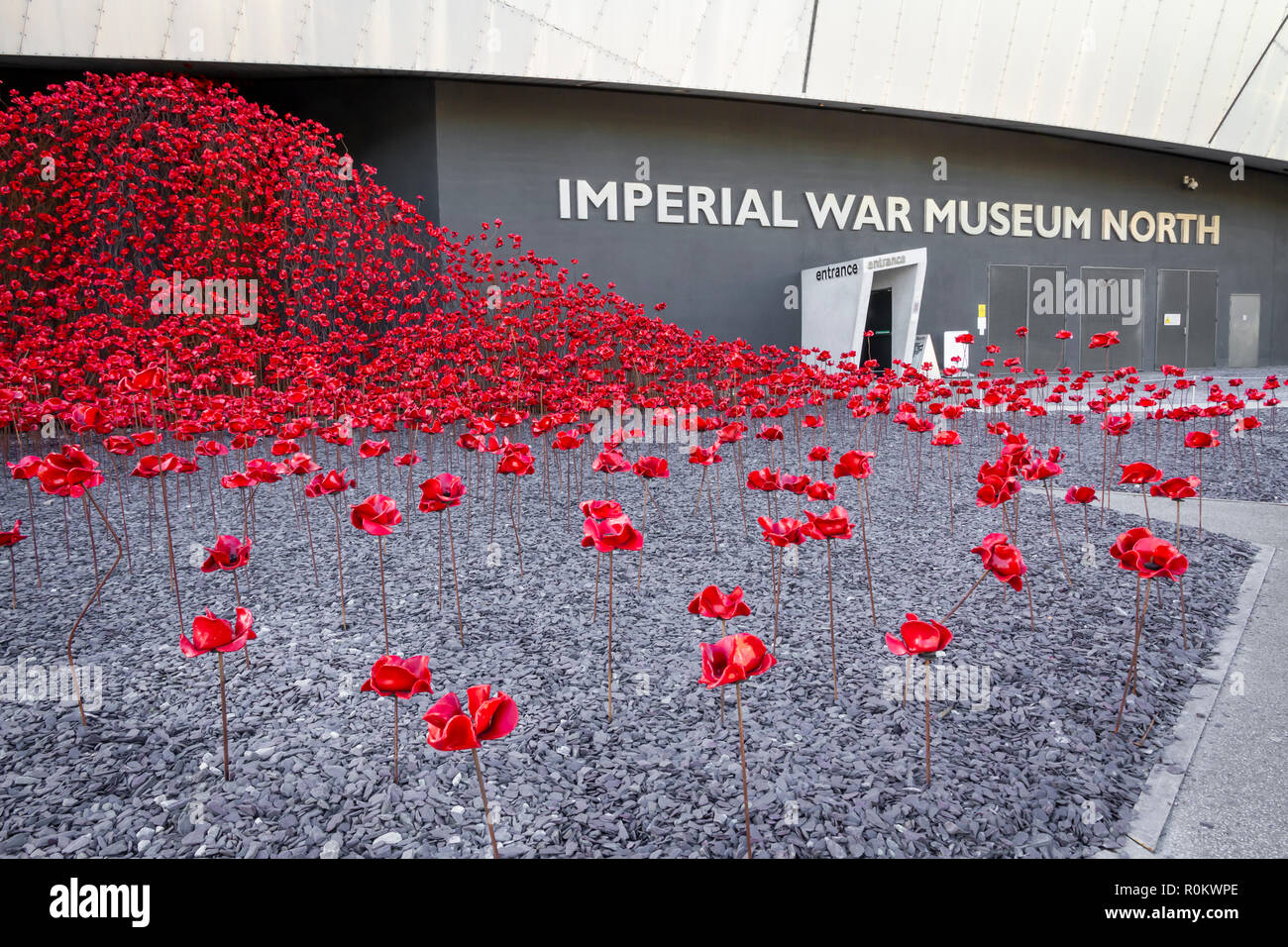 Mohnblumen Wave, von Paul Cummins und Tom Piper. Pat der Mohnblumen Tour im Imperial War Museum North in Salford Quays. Stockfoto