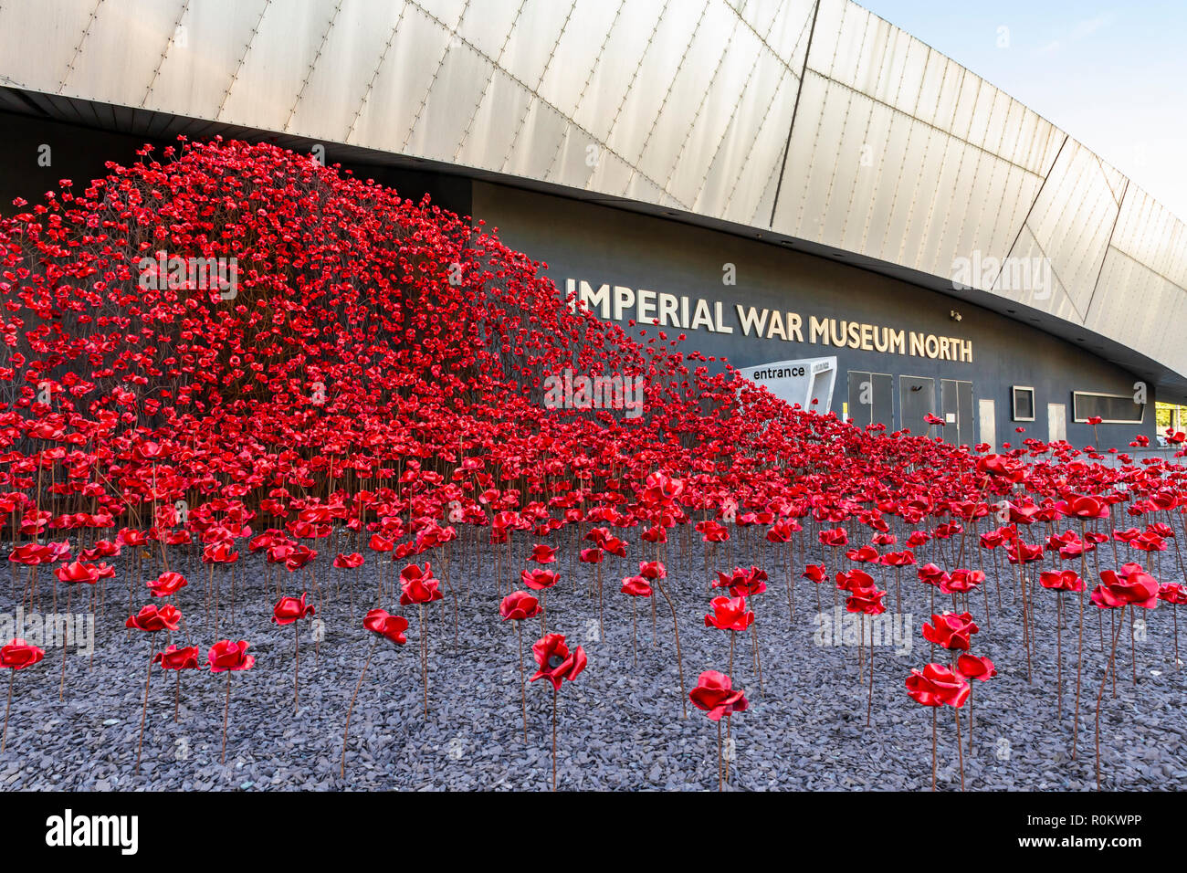 Mohnblumen Wave, von Paul Cummins und Tom Piper. Pat der Mohnblumen Tour im Imperial War Museum North in Salford Quays. Stockfoto