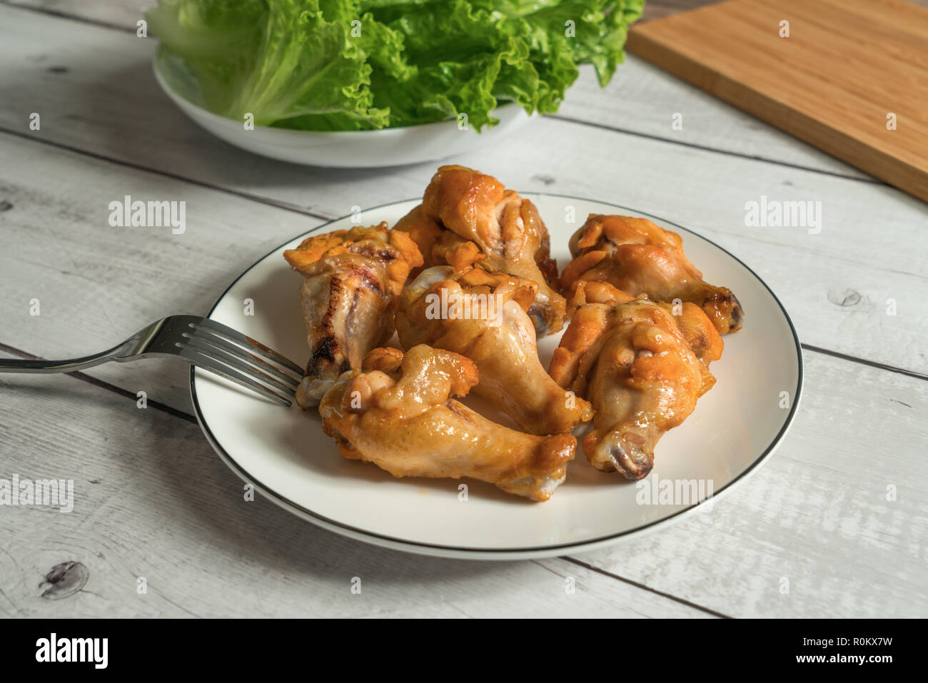 Gebratenes Hähnchen auf dem hölzernen Tisch auswringen Stockfoto