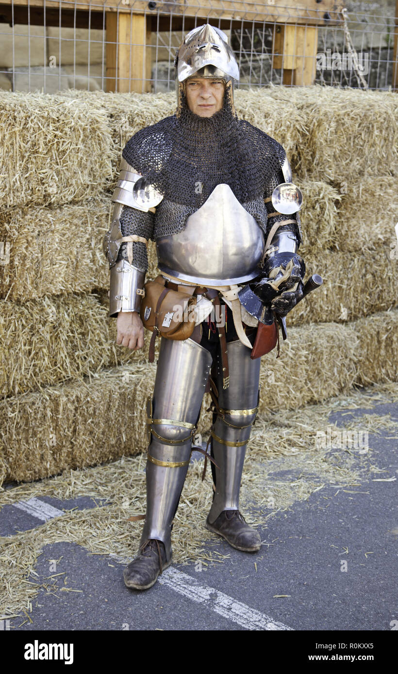 Guirca Mittelalter-Ritter-Kostüm – Größe M (48-50), 100% Polyester, Inkl. Tunika, Gürtel & Kopfbedeckung