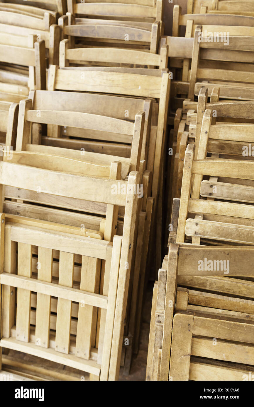 Alte Holzstühle, Detail eines geschlossenen Holzstühle, Bestuhlung, Ruhe und Entspannung Stockfoto