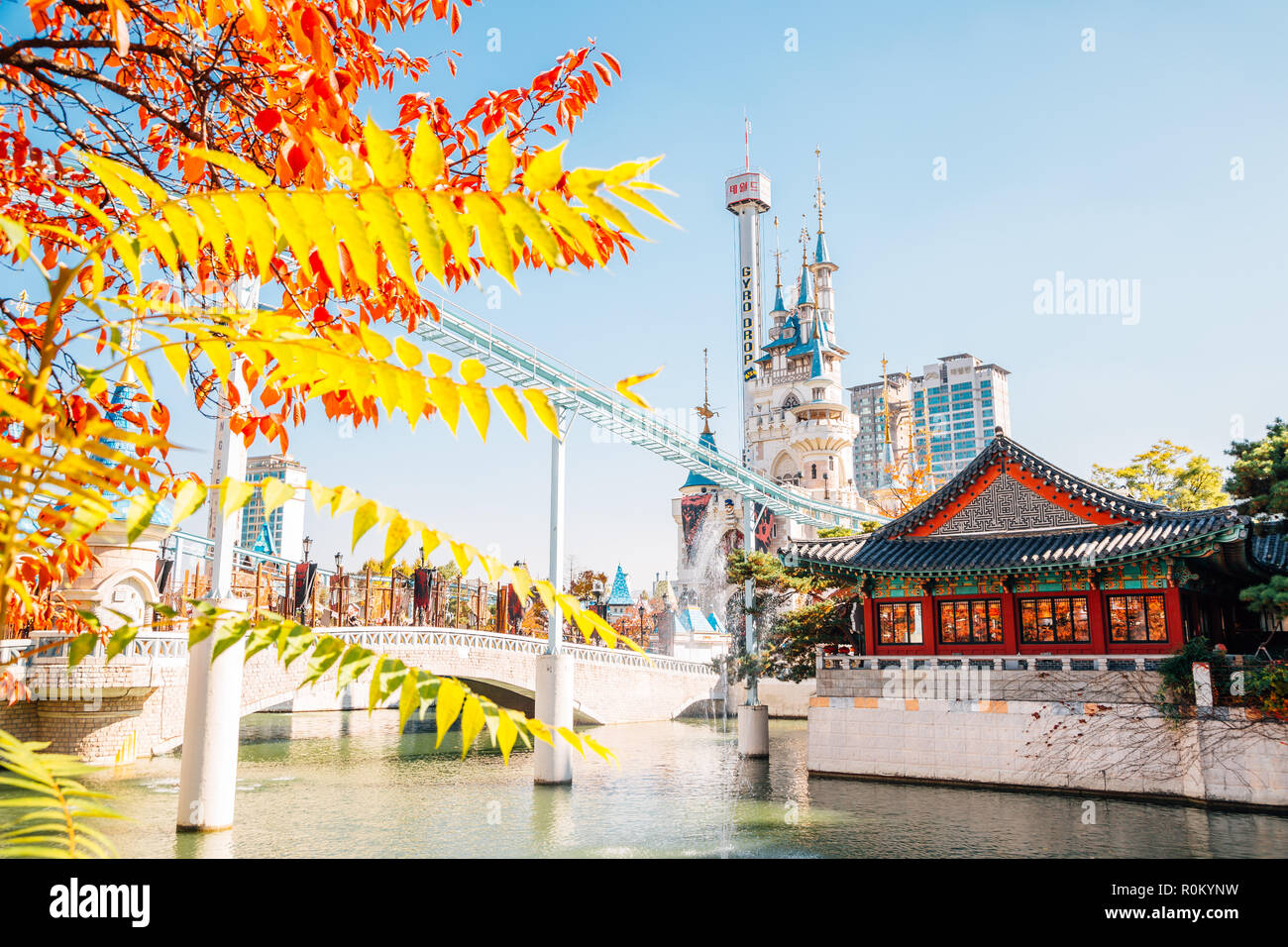 Seoul, Korea - November 2, 2018: Lotte World Amusement Park und See mit seokchon Herbst Ahorn Stockfoto