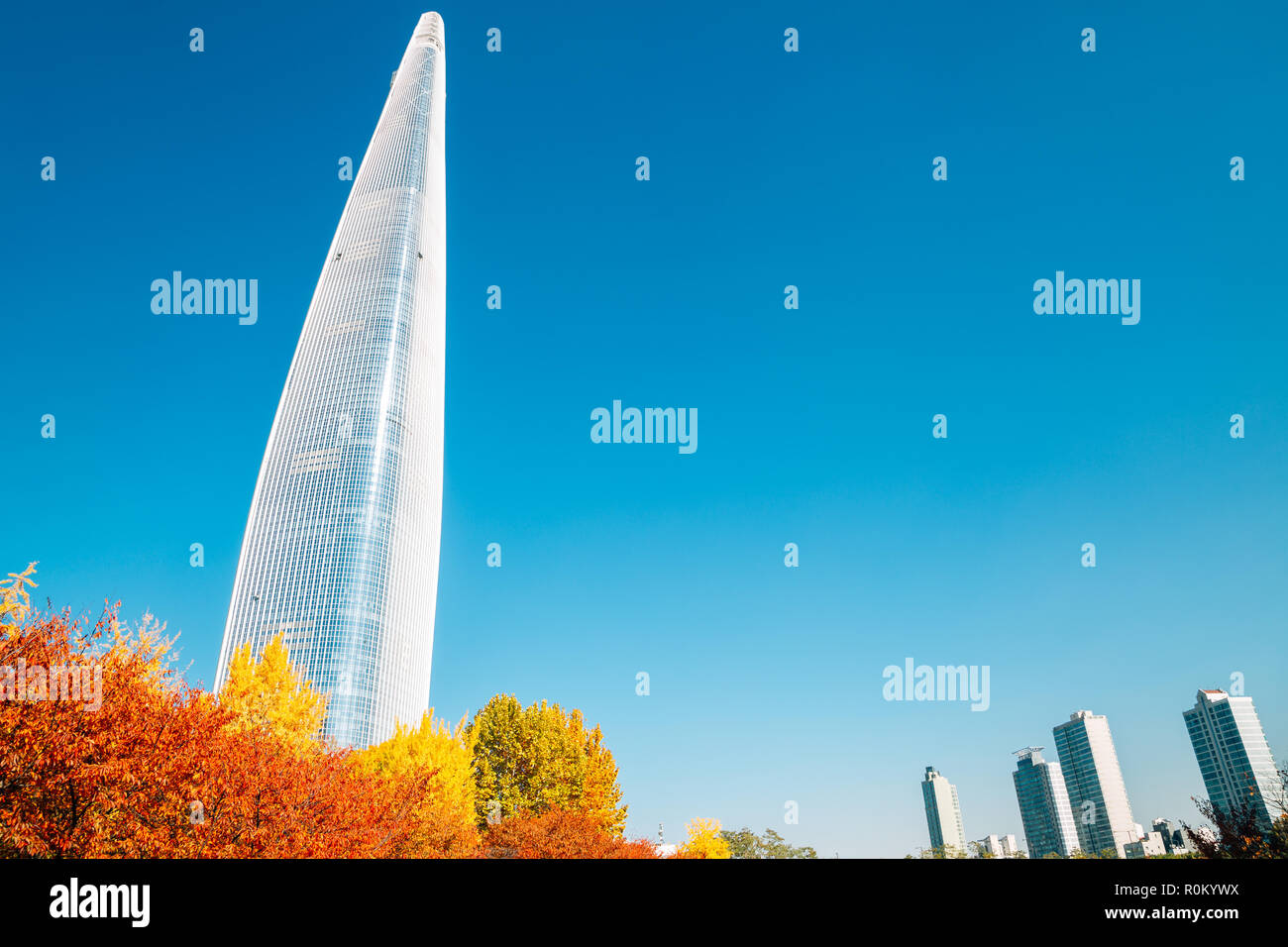 Seoul, Korea - November 2, 2018: Lotte World Tower und Seokchon See mit Herbst Ahorn Stockfoto