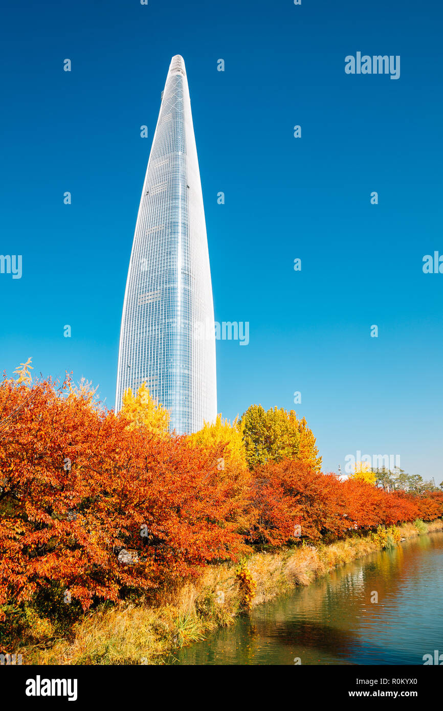 Seoul, Korea - November 2, 2018: Lotte World Tower und Seokchon See mit Herbst Ahorn Stockfoto