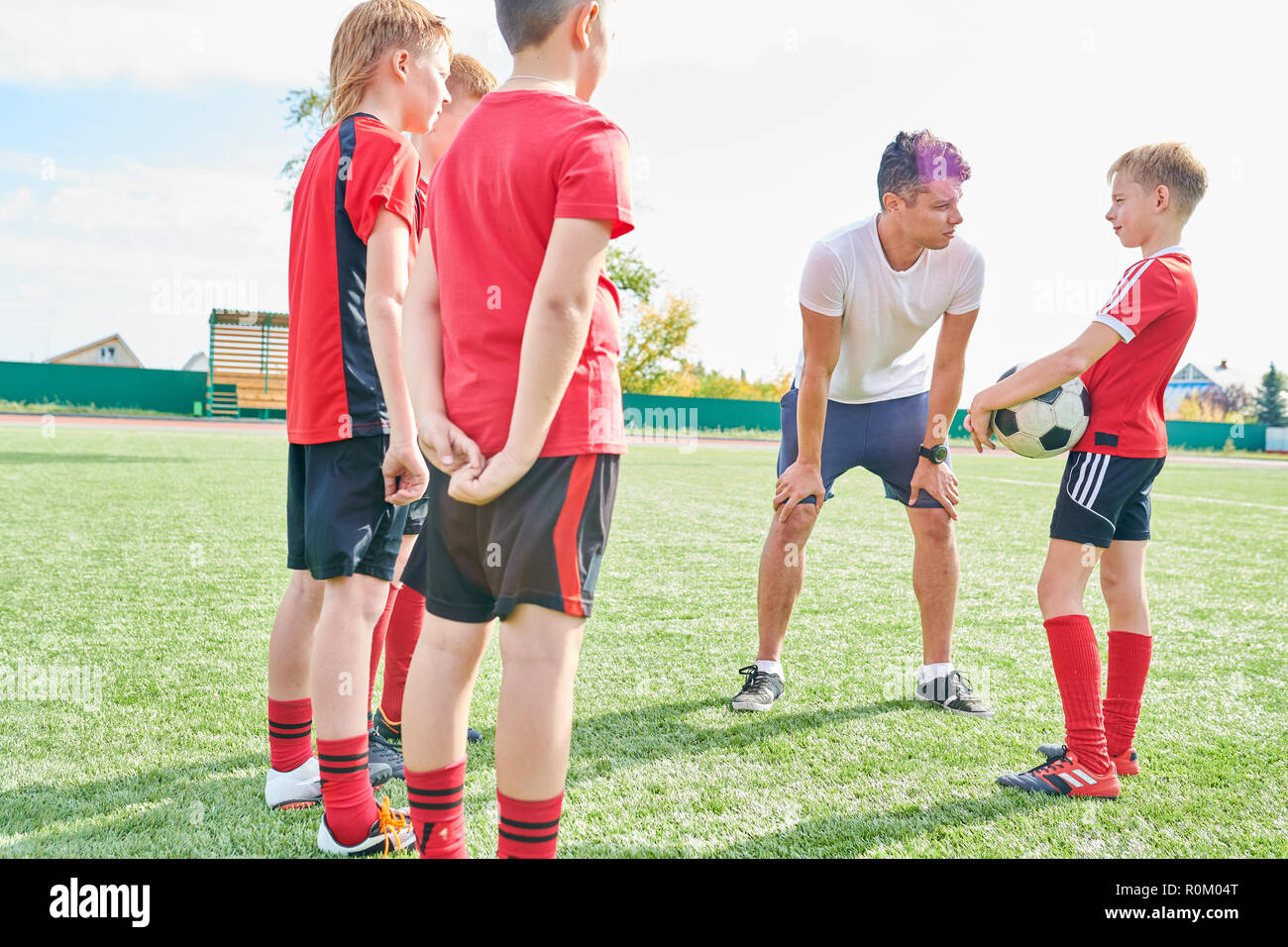 Motivierend junge Fußball-Spieler Trainer Stockfoto