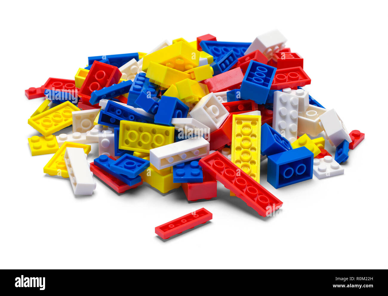 Kleiner Haufen aus Kunststoff Spielzeug Bausteine isoliert auf Weiss. Stockfoto
