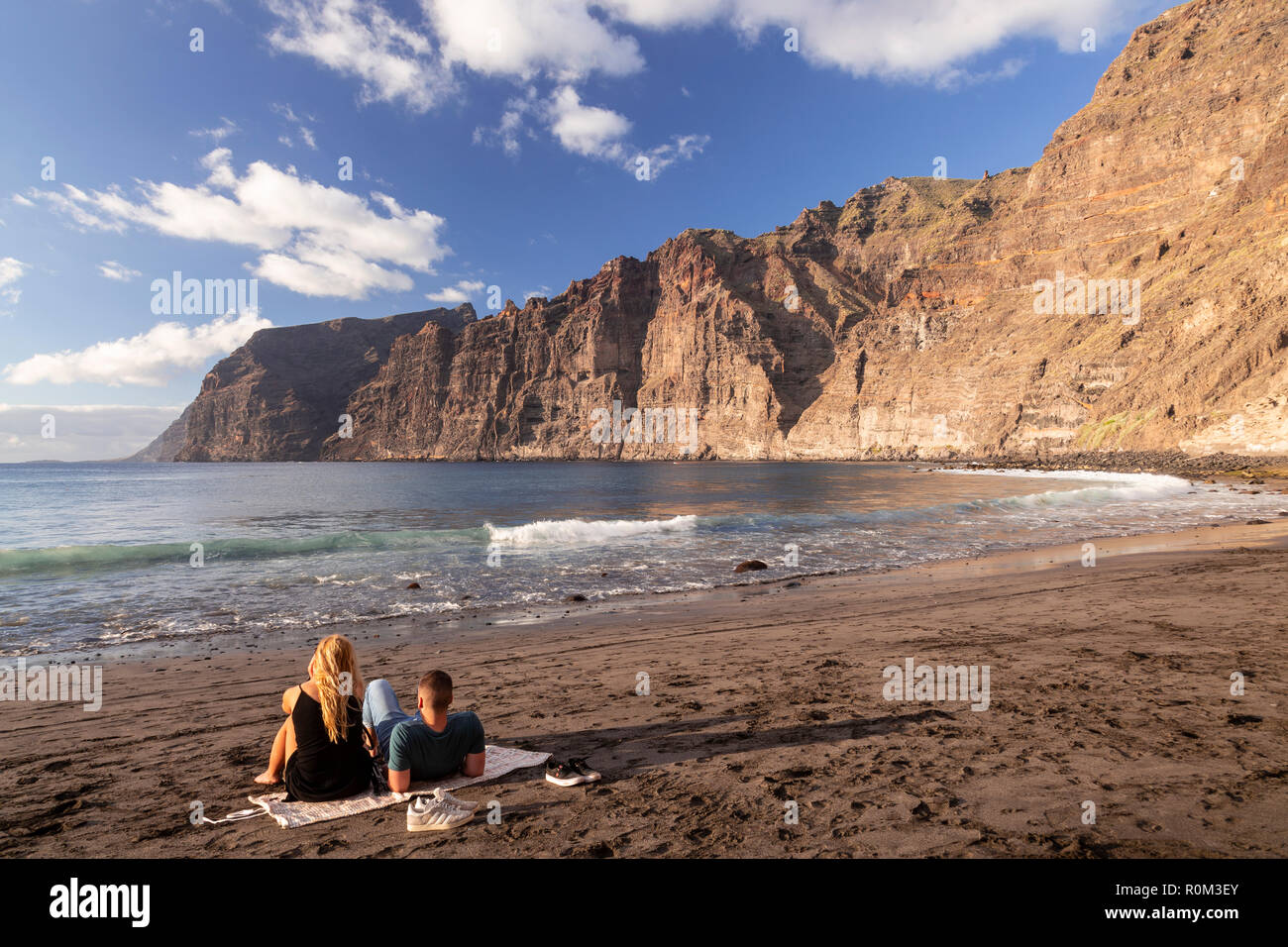 Junges Paar am Strand von Los Gigantes auf der atlantischen Küste von Teneriffa auf den Kanarischen Inseln Stockfoto