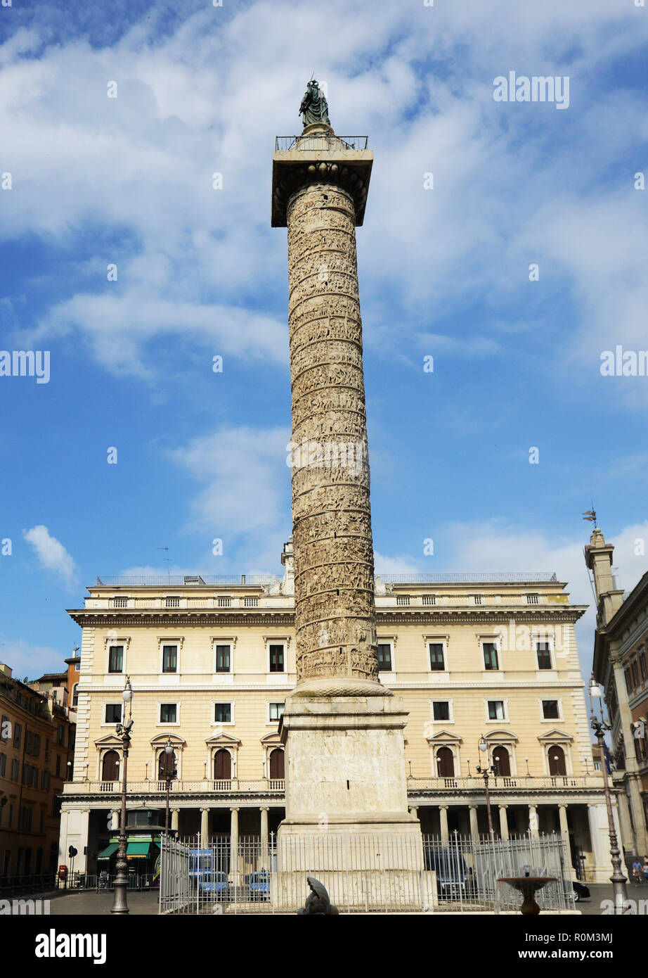 Marcus Aurelius Spalte in der Mitte der Piazza Colonna in Rom. Stockfoto