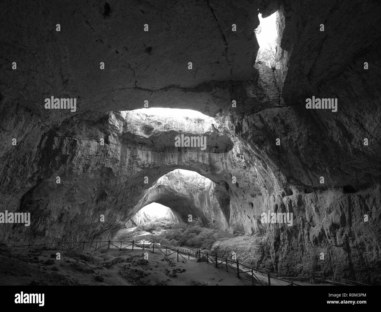 Sun Set über Devetashka Höhle, Bulgarien, nord-östlich von Lowetsch. Es ist eine Karsthöhle über 2 Kilometer lang und die Heimat von 30.000 Fledermäuse. Stockfoto